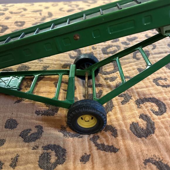 1/16 Scale ERTL John Deere Metal Hay Elevator *damaged but works - Picture 3 of 9